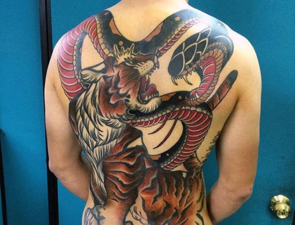 背部全新日式彩色老虎和蛇纹身图案