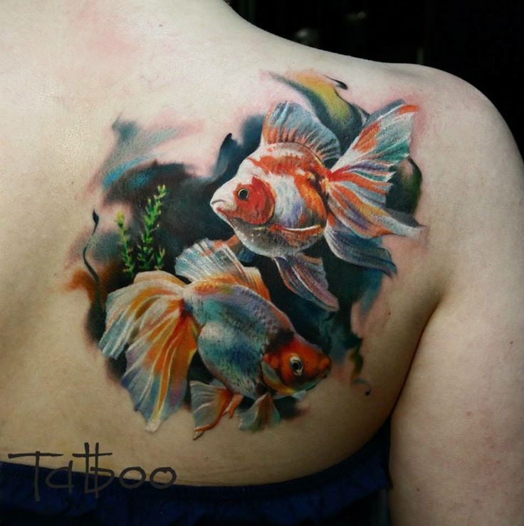 背部写实风格逼真的彩色小金鱼纹身图案