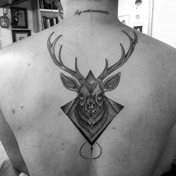 背部雕刻风格黑色鹿头装饰纹身图案