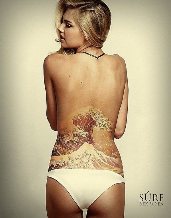 女性腰部写实的彩色大规模海浪纹身图案