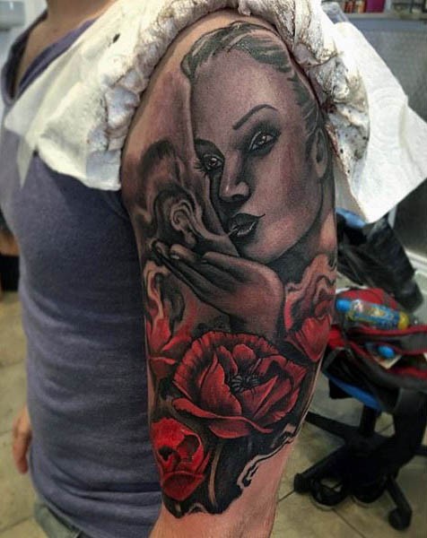 大臂美丽的彩绘女人玫瑰纹身图案