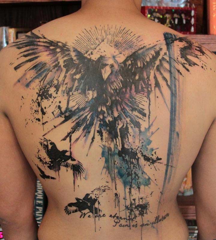 背部黑色的乌鸦泼墨纹身图案