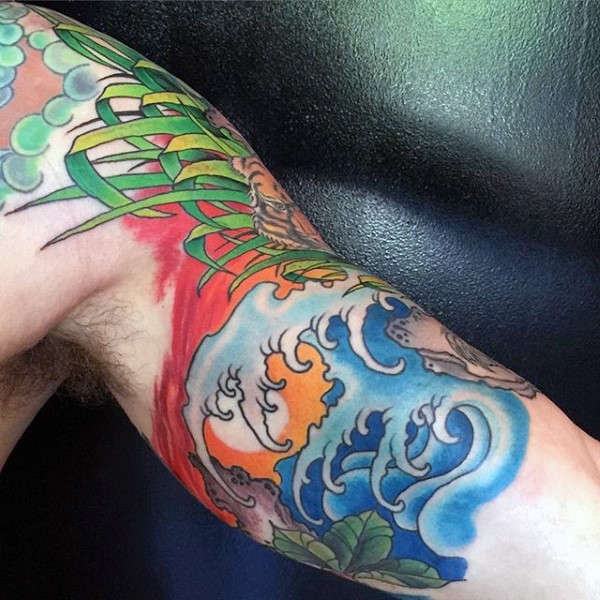 大臂亚洲风格的彩色老虎纹身图案