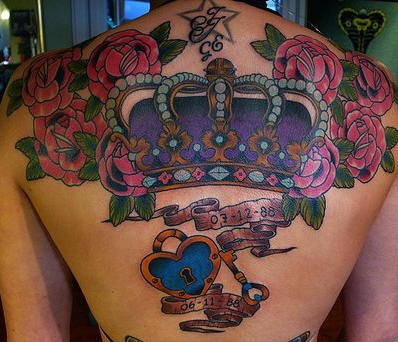 背部彩色的玫瑰与皇冠纹身图案