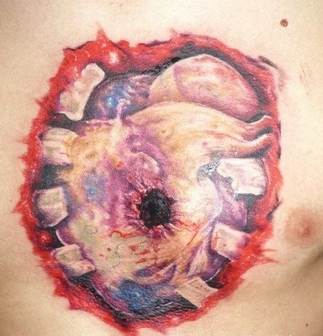 胸部3D子弹洞和心脏彩绘纹身图案