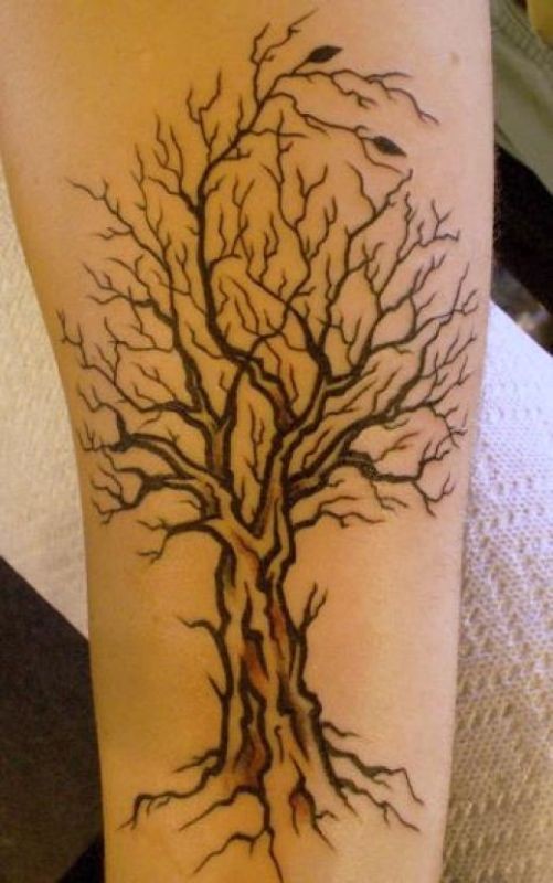 手臂上的黑色树纹身图案