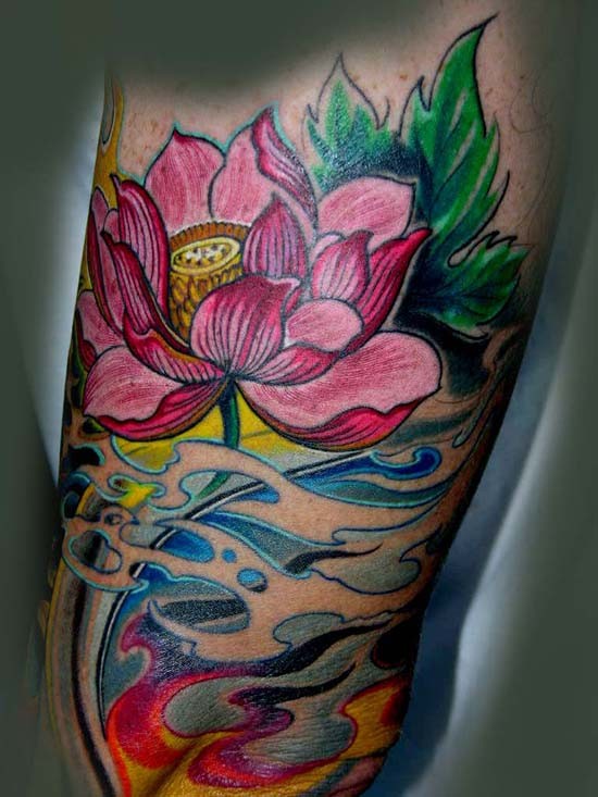 手臂美丽的日本莲花和波浪纹身图案