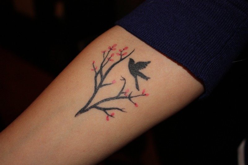 树枝花朵与小鸟纹身图案