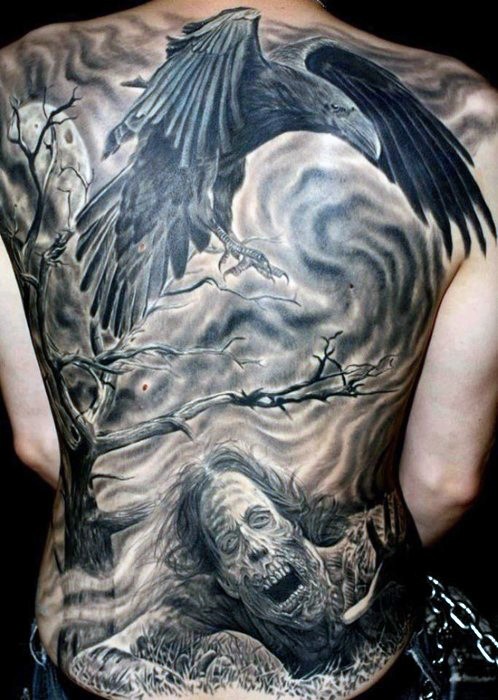 背部恐怖风格的乌鸦与僵尸纹身图案