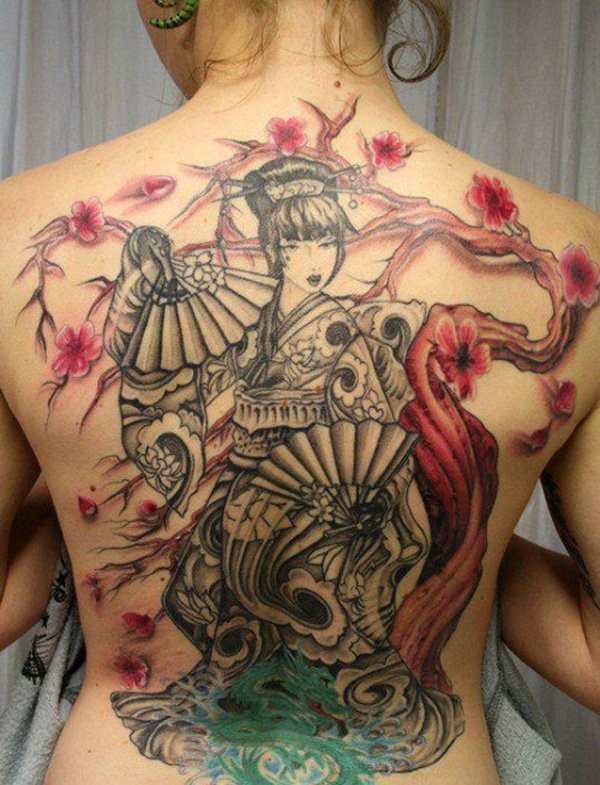 背部黑色和红色的树艺妓纹身图案