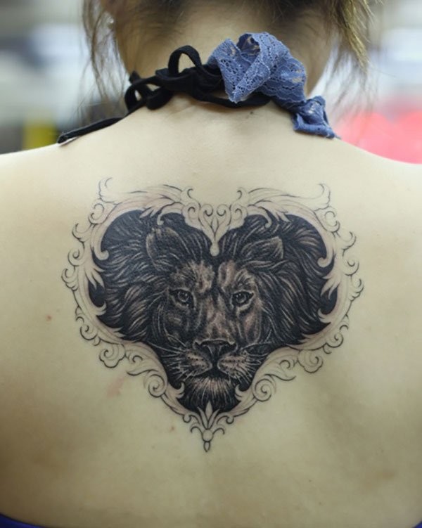 背部黑白心形的狮子头像纹身图案
