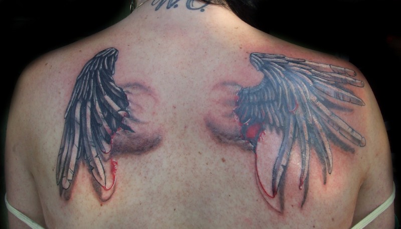 背部的彩色血腥乌鸦翅膀纹身图案