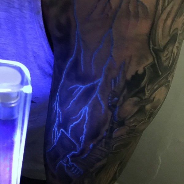 手臂惊人的彩绘荧光闪电纹身图案