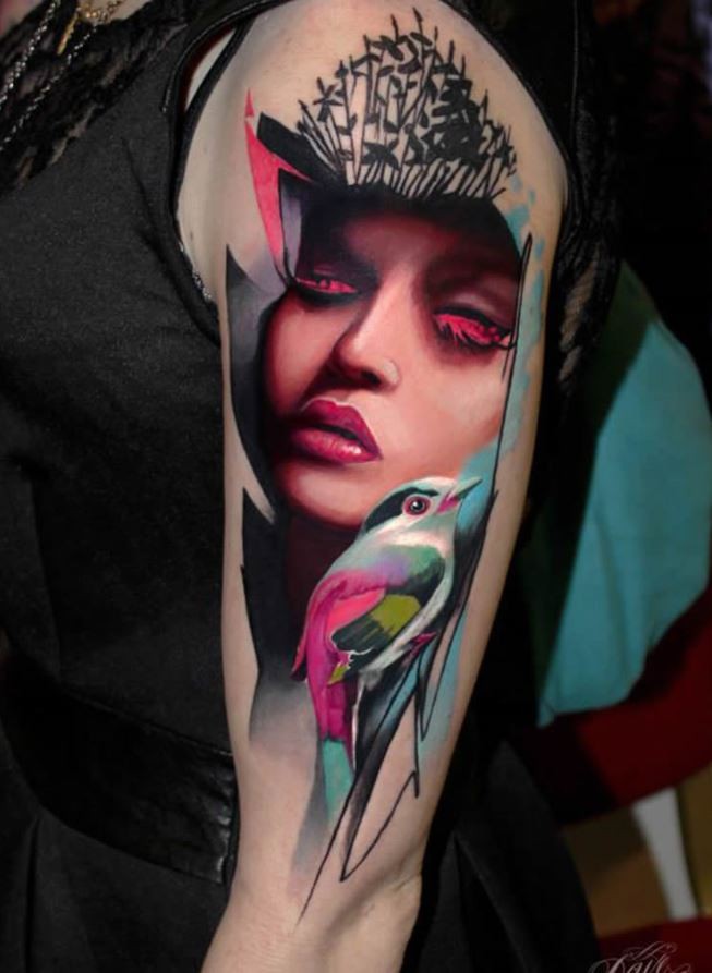 大臂美丽的彩色女人脸与小鸟纹身图案