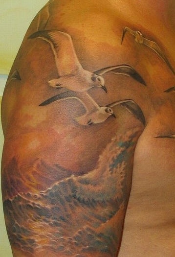 肩部美丽的海鸥在海面上飞翔纹身图案