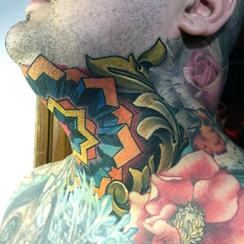 男性脖子上颜色鲜艳的花形装饰纹身图案