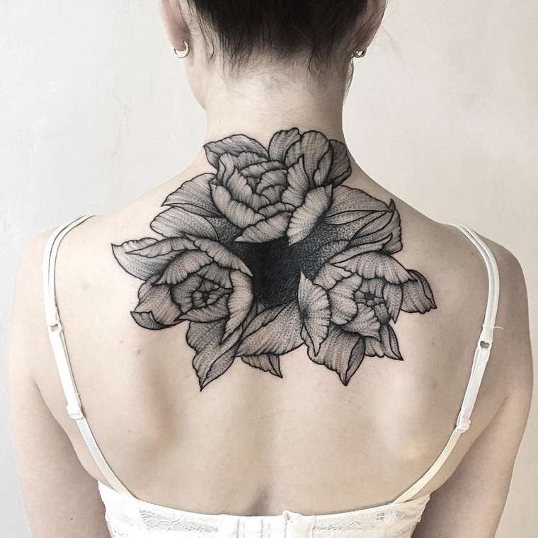 背部黑色点刺风格各种花卉纹身图案