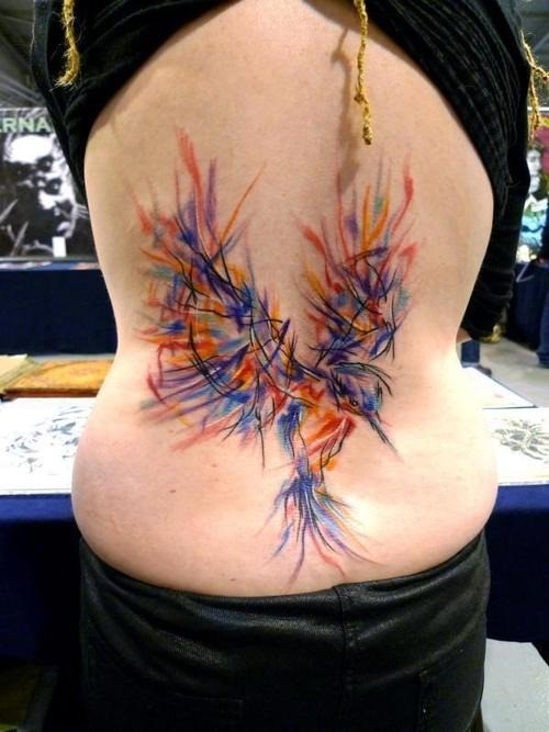 腰部多彩的鸟纹身图案