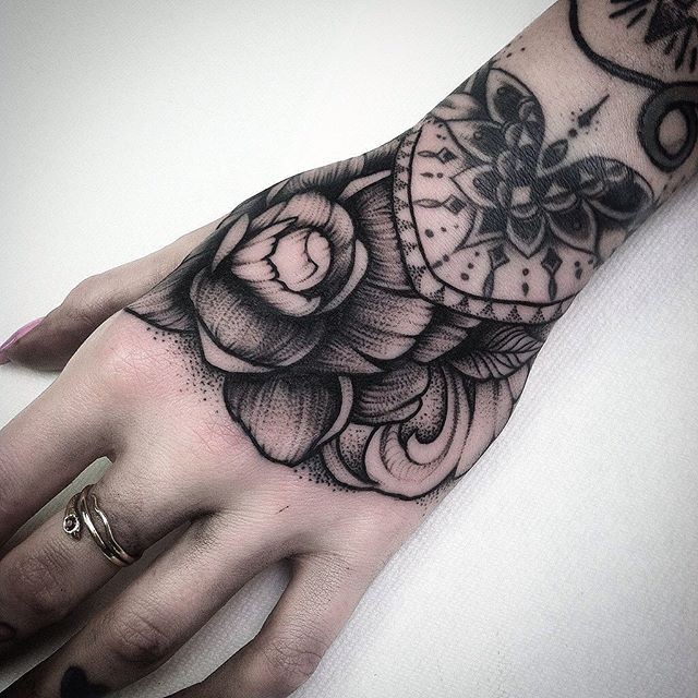 手背雕刻风格黑色玫瑰和饰品纹身图案