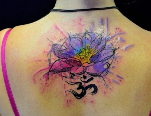 背部水彩莲花与字符纹身图案