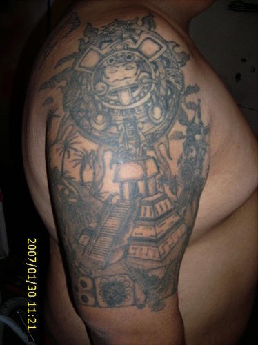 手臂太阳和阿兹特克金字塔纹身图案