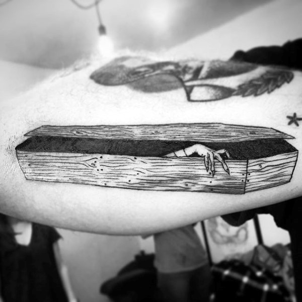 手臂简单的黑白木制棺材与僵尸手纹身图案