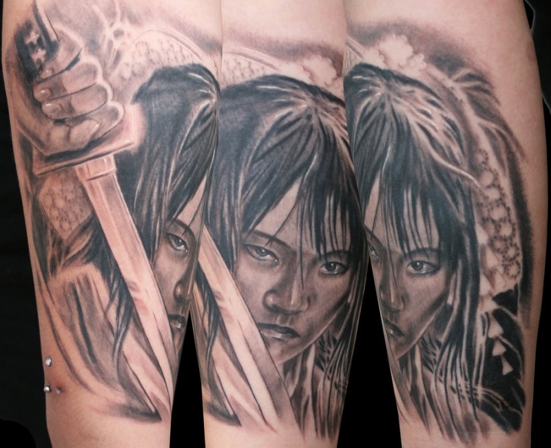 亚洲风格黑白愤怒的女人与剑纹身图案