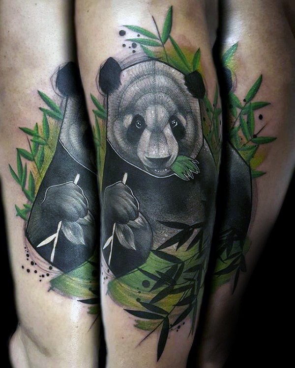 自然写实的彩色熊猫吃竹子纹身图案