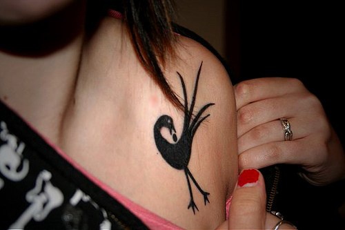 女生优雅的黑色鸟纹身图案
