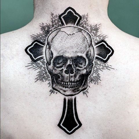 背部黑色个性的骷髅组合十字架纹身图案