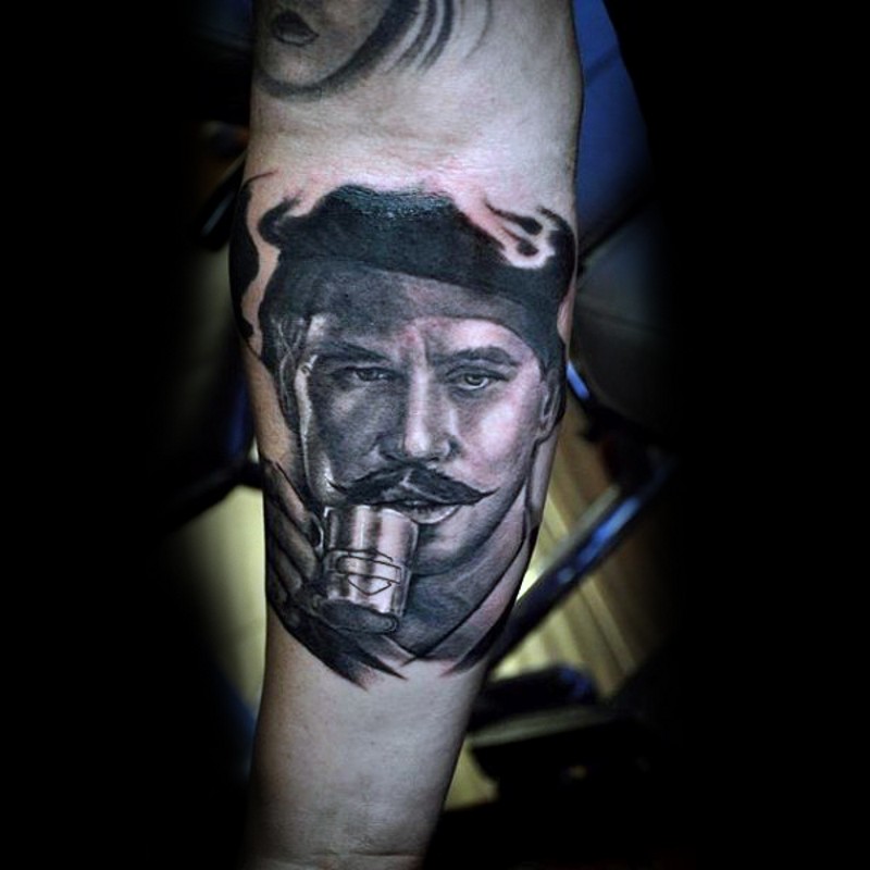 手臂写实的黑白喝水的水手肖像纹身图案