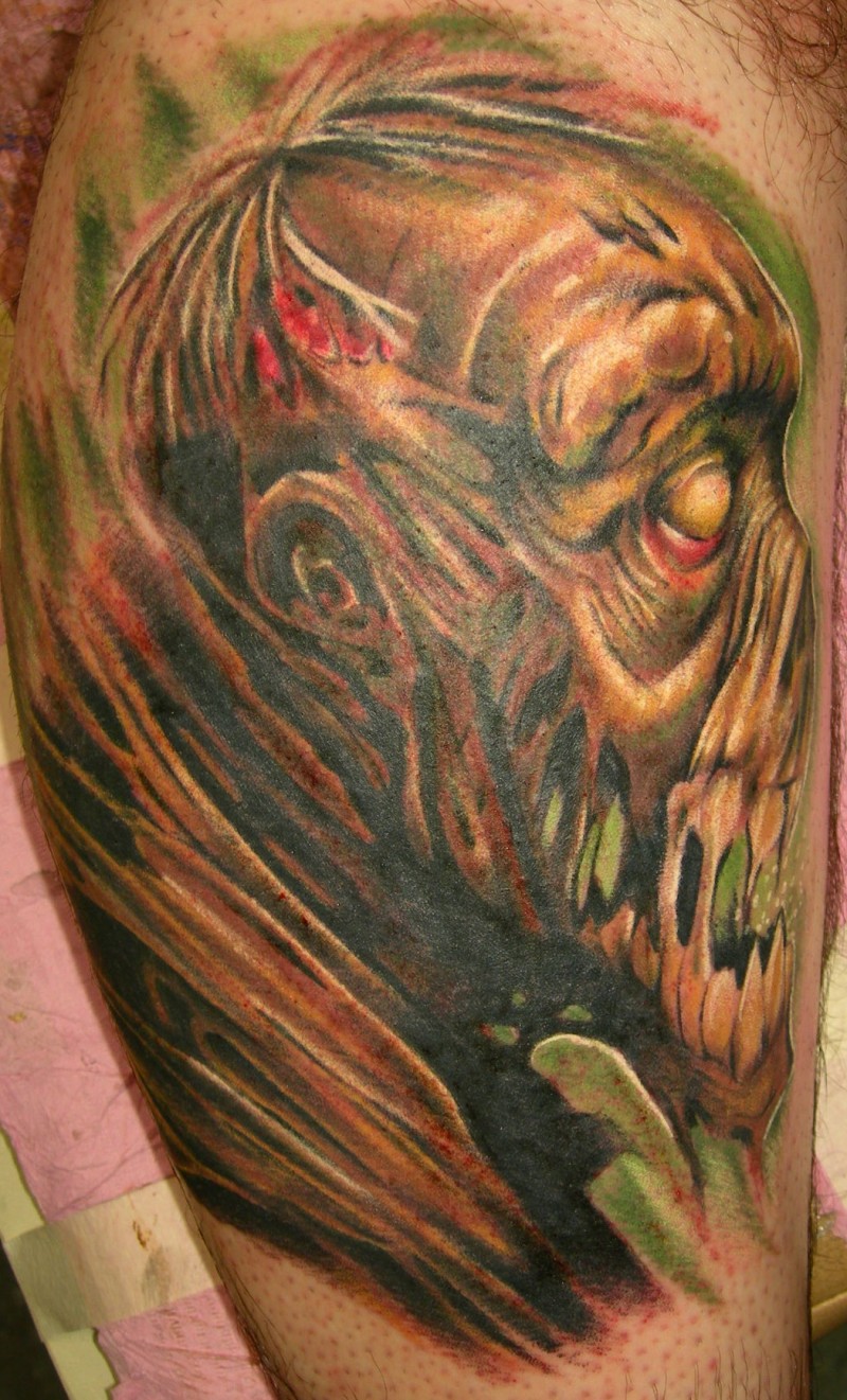 手臂毛骨悚然的彩绘大怪物面部纹身图案