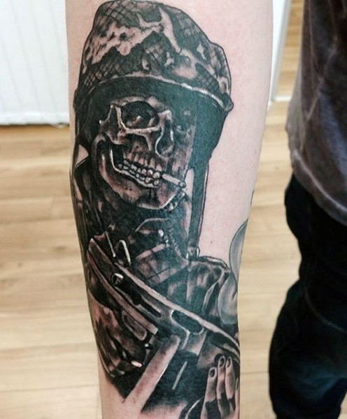 独特设计的黑白吸烟骷髅士兵手臂纹身图案