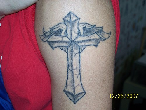 手臂上翅膀十字架黑灰纹身图案