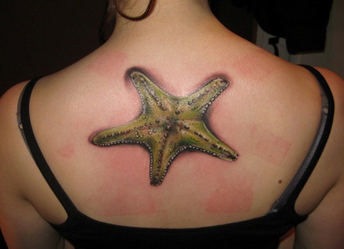背部很酷的七彩海星纹身图案
