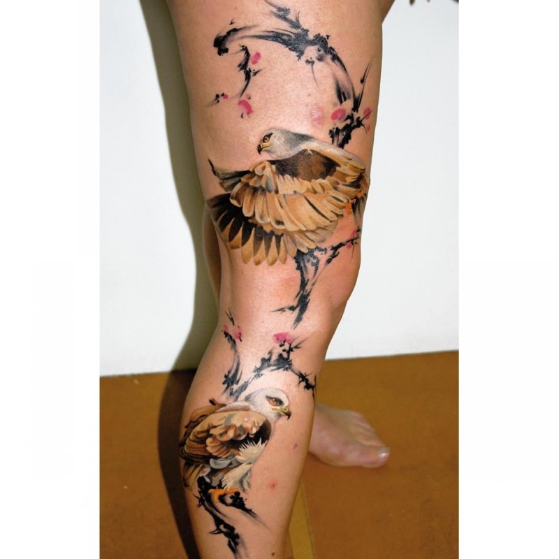腿部中国风彩色的花卉与鹰纹身图案