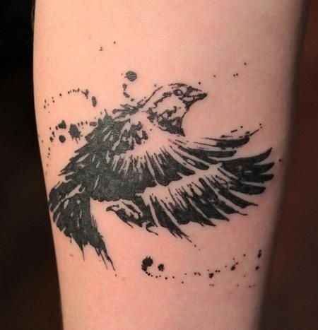 小腿黑色泼墨小鸟纹身图案