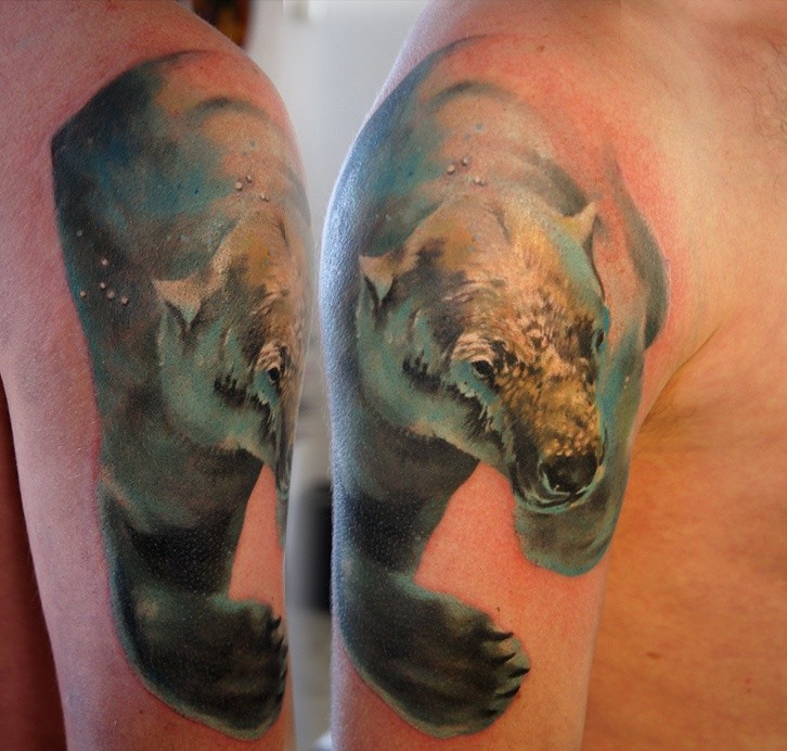 大臂美丽的水彩北极熊在水中纹身图案