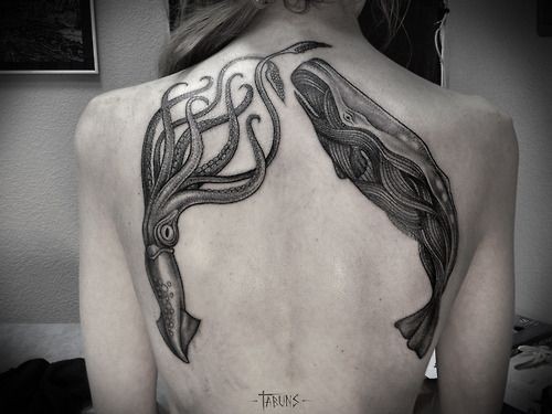 背部黑色的鱿鱼和鲸鱼纹身图案