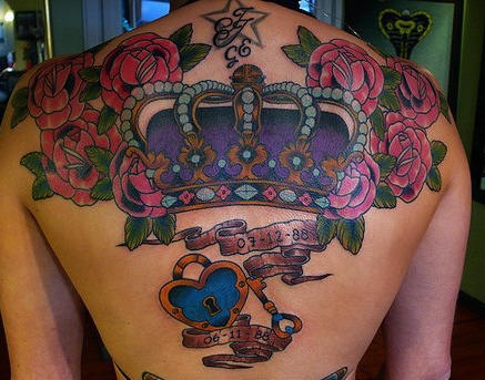 背部彩色皇冠和粉红色花朵钥匙锁纹身图案
