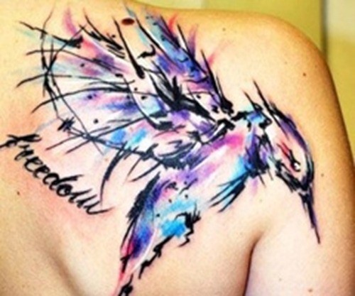 背部多彩个性的小鸟纹身图案