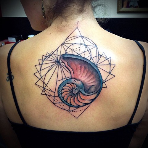 背部惊人的彩色贝壳几何图形纹身图案