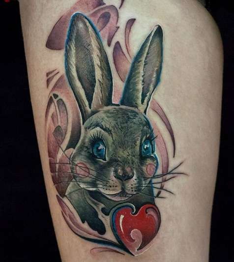 大腿可爱的兔子和心形纹身图案