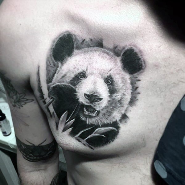 胸部黑色栩栩如生的熊猫头像纹身图案