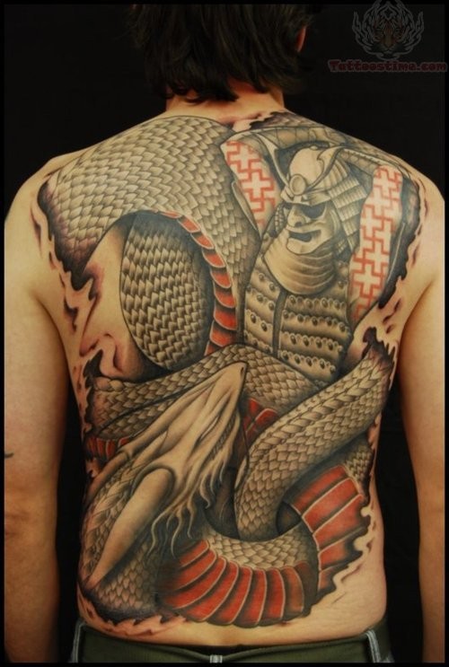 背部武士与怪物蛇纹身图案