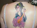 彩色的艺妓花朵背部纹身图案