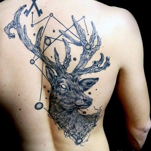 背部雕刻风格黑色线条神秘鹿纹身图案