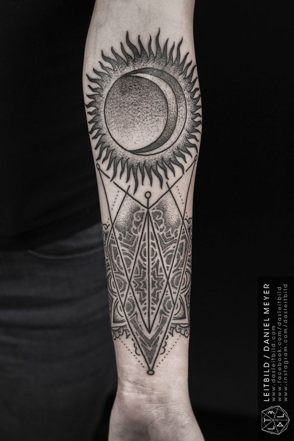 手臂半太阳半月与装饰点刺纹身图案