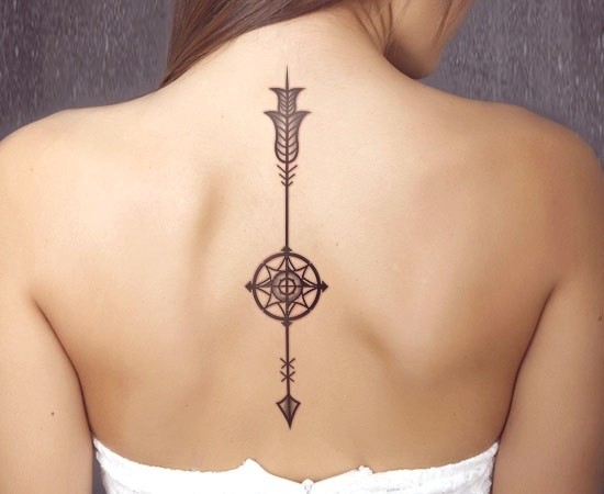 女生背部向下的箭头与指南针纹身图案