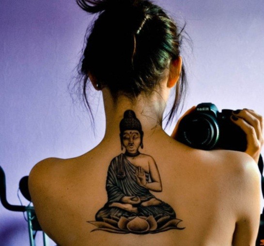 女孩背部如来佛祖坐在莲花上纹身图案